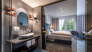 Chambre Double Design | Salle de bain | SĂšche-cheveux, peignoirs, chaussons, serviettes fournies