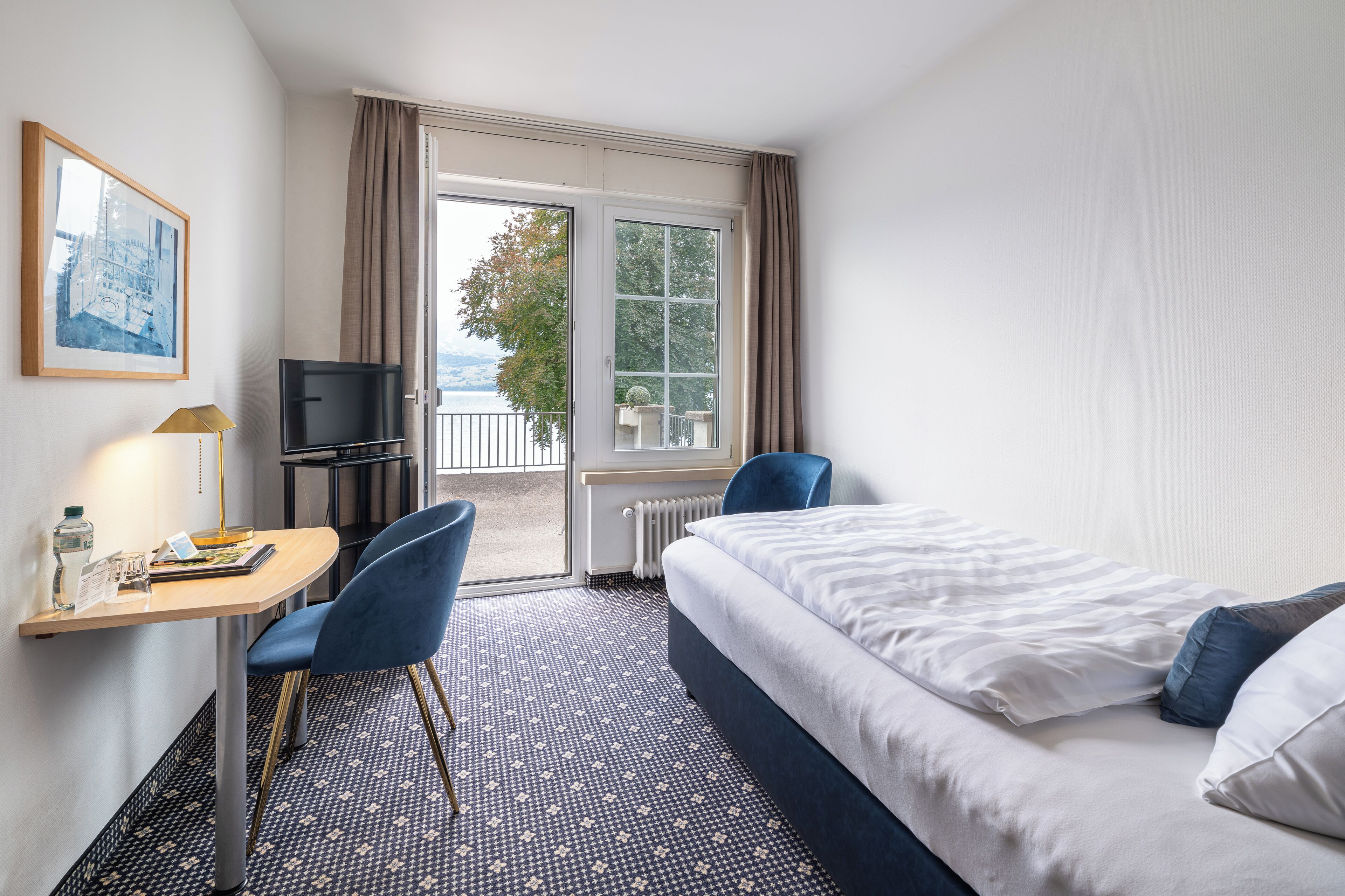 單人房, 陽台, 湖景 | 客房內保險箱、書桌、免費無線上網、床單