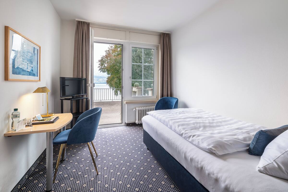 Habitación individual, balcón, vistas al lago | Caja fuerte, escritorio, wifi gratis y ropa de cama