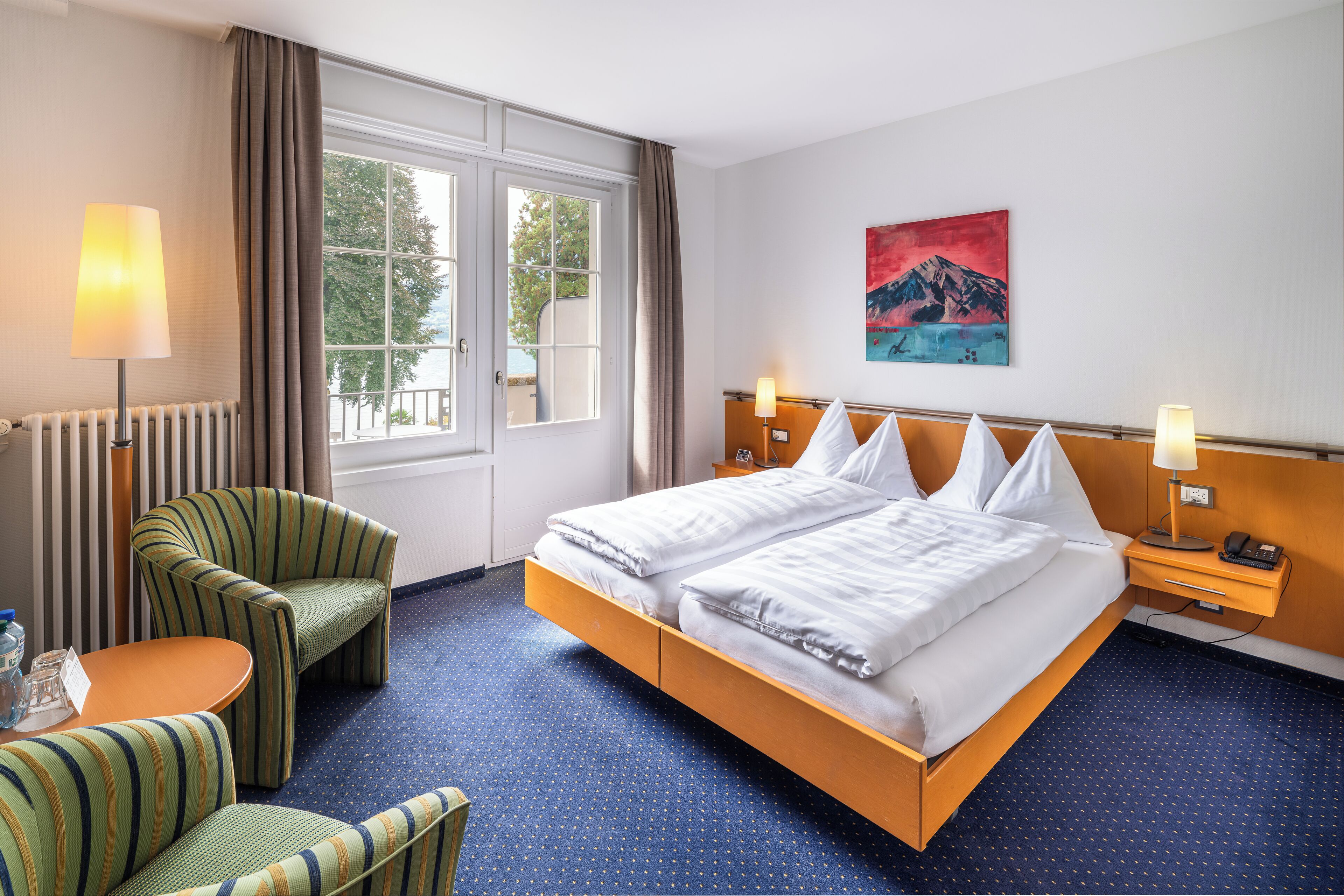 舒適雙人房, 陽台, 湖景 | 客房內保險箱、書桌、免費無線上網、床單