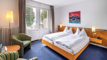 Dobbeltrom – comfort, balkong, utsikt mot innsjø | Safe på rommet, skrivebord, wi-fi (inkludert) og sengetøy