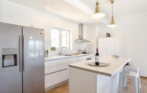 ثلاجة، موقد طهي مسطح، غسالة أطباق، ماكينة لصنع القهوة/الشاي