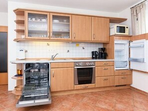 Kühlschrank, Mikrowelle, Ofen, Geschirrspüler