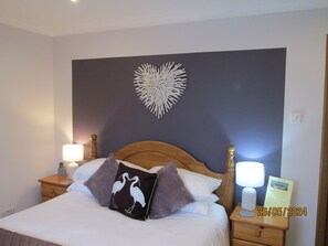 Chambre Double Standard, salle de bains attenante, vue jardin (Bedroom 1 KS)