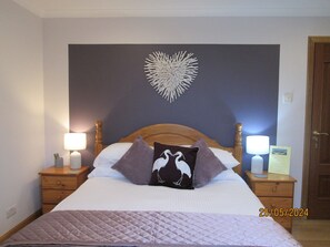 Dobbeltrom – standard, eget bad, hageutsikt (Bedroom 1 KS)