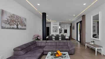 Smart TV, chimenea y tenis de mesa