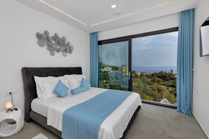 3 slaapkamers, een kluis op de kamer, een bureau, geluiddichte muren