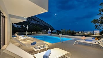 Alberca al aire libre y alberca climatizada