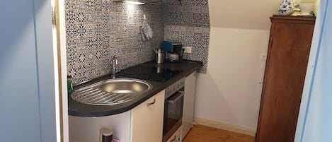 Refrigerador, horno, placa de cocina, cafetera/tetera