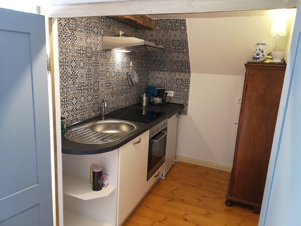 Fridge, oven, stovetop, coffee/tea maker