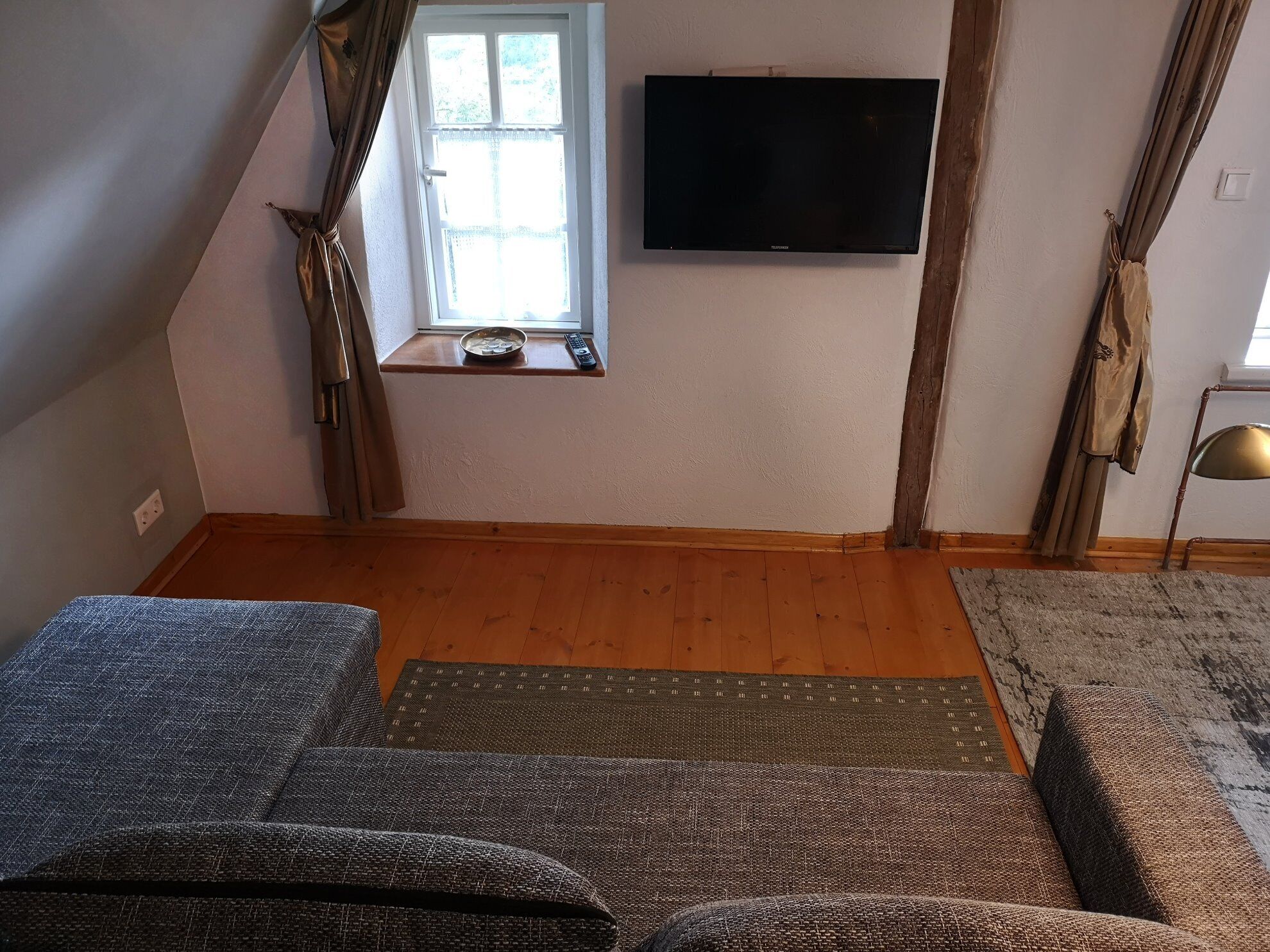 Fernseher, Bücher, Stereoanlage