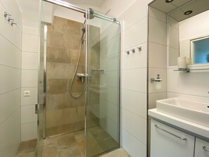 Douche, sèche-cheveux, serviettes fournies