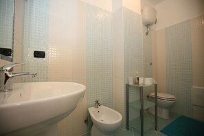 Kamar Double Deluks | Kamar mandi | Shower, kloset,  dan handuk