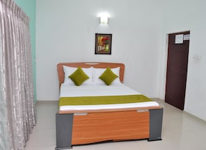 Quarto casal luxo, em dormitório misto | Quartos à prova de som, Wi-Fi de cortesia