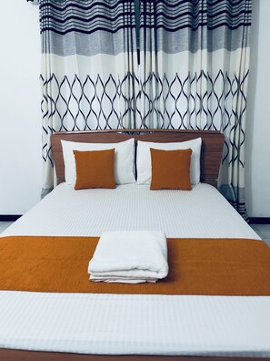 Standard Double Room, 1 Double Bed | Bathroom sink - Chrish Residence (Negombo)