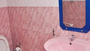 Quarto casal básico, 1 cama de casal | Pia do banheiro