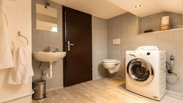 Nhà gỗ truyền thống, 3 phòng ngủ, không hút thuốc, tầng trệt (incl. final cleaning fee 95 EUR) | Phòng tắm | Khăn tắm