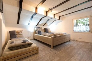 Traditional Chalet, 3 Bedrooms, Non Smoking, Ground Floor (incl. final cleaning fee 95 EUR) | 3 bedrooms, Tempur-Pedic beds, free WiFi