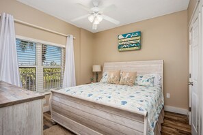 2 bedrooms, iron/ironing board, travel crib, WiFi - June 20-22 Reduced! Oceanview, Pool, Sauna & Jacuzzi! Steps to the Beach! (Mexico Beach)