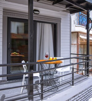 Exterior - White House Apart (Kas)