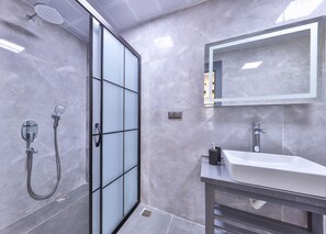 Douche, sèche-cheveux, serviettes fournies