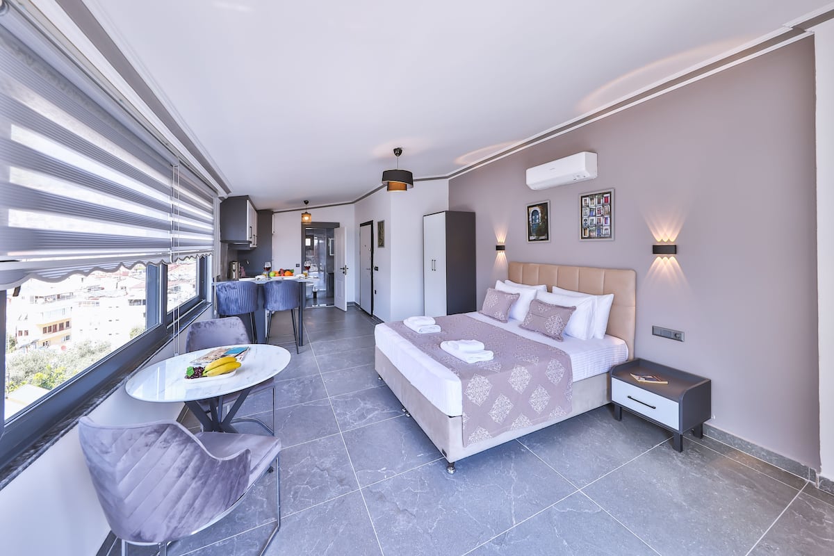 Studio, 1 Double Bed, Sea View | In-room safe, soundproofing, iron/ironing board (on request)