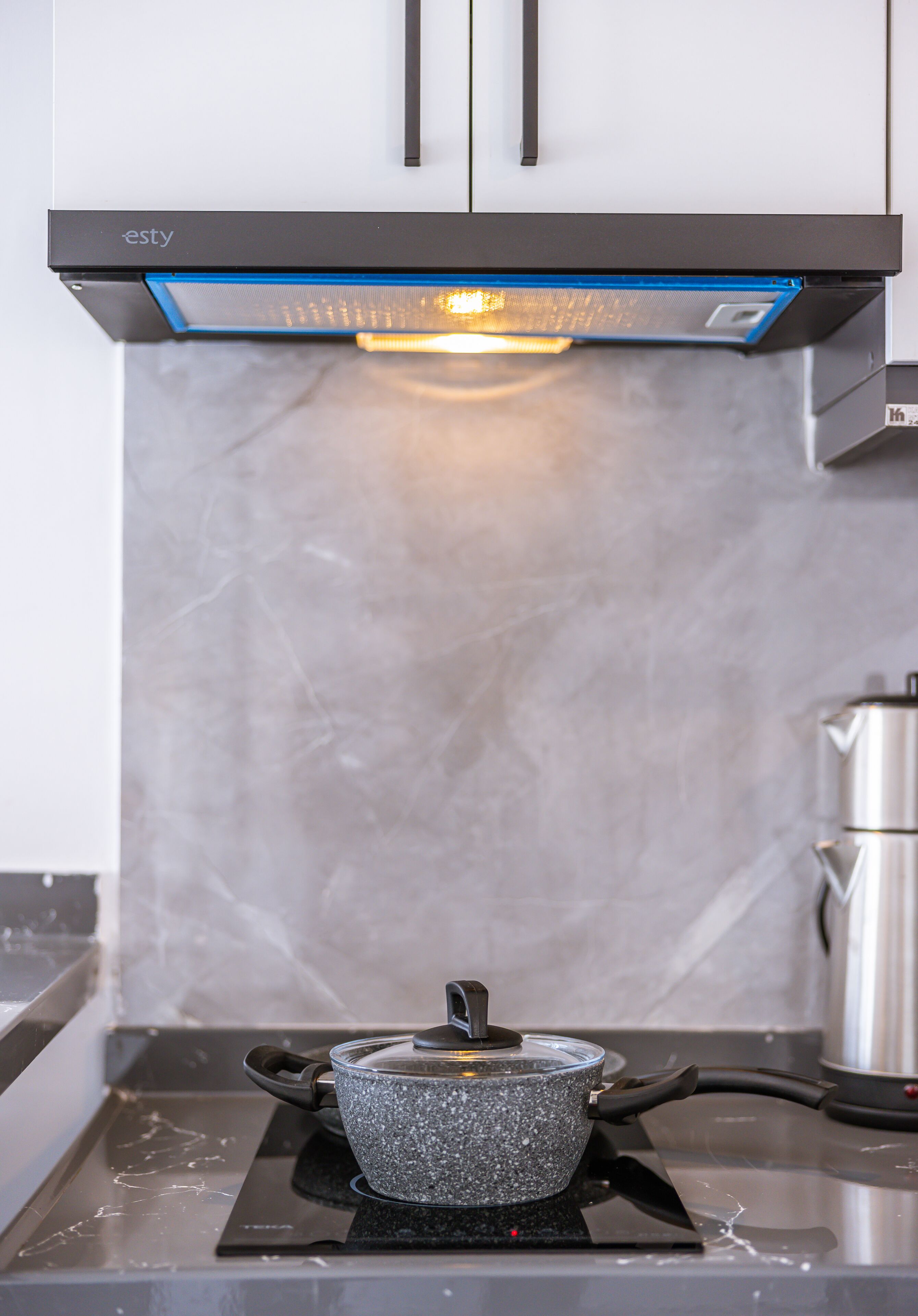 full-sized fridge, stovetop, cookware/dishes/utensils, kitchen islands