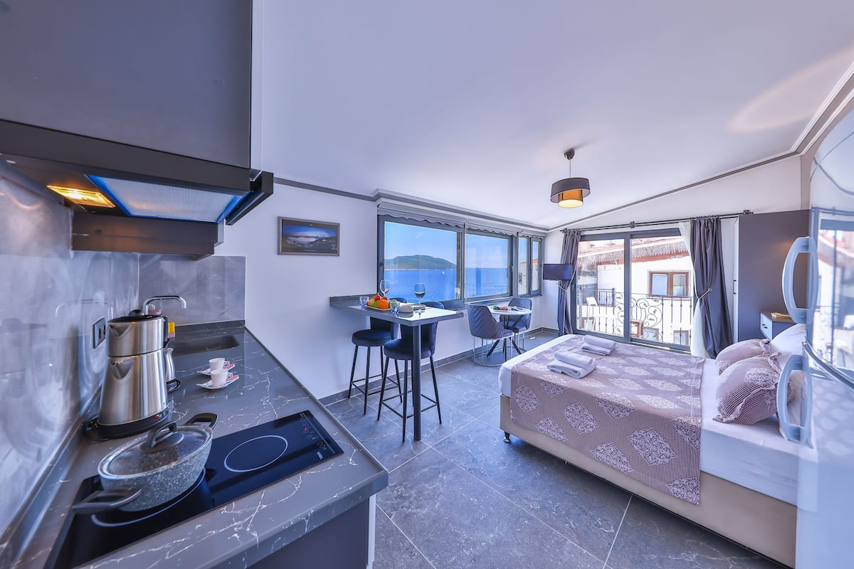 Studio, 1 Double Bed, Sea View | In-room safe, soundproofing, iron/ironing board (on request)