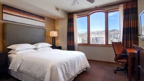 Tabla de planchar con plancha, internet y ropa de cama 