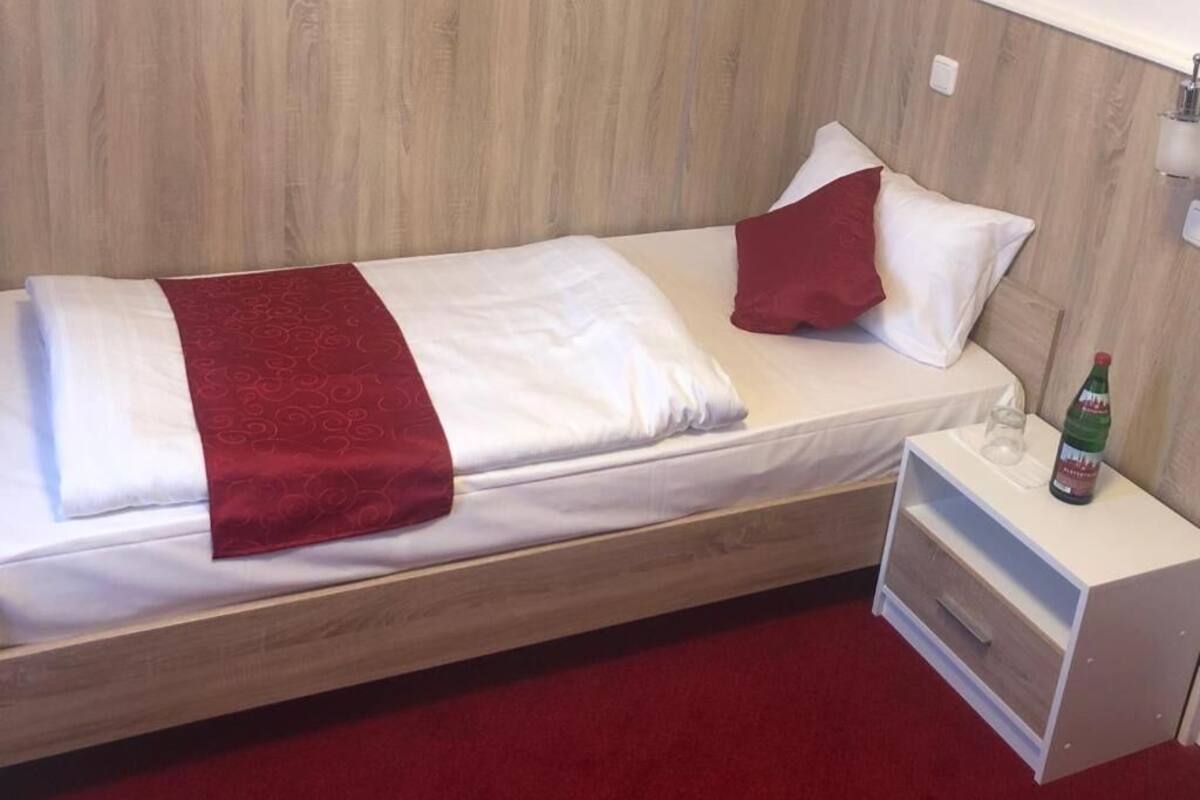Single Room | Desk, cots/infant beds, free WiFi, bed sheets