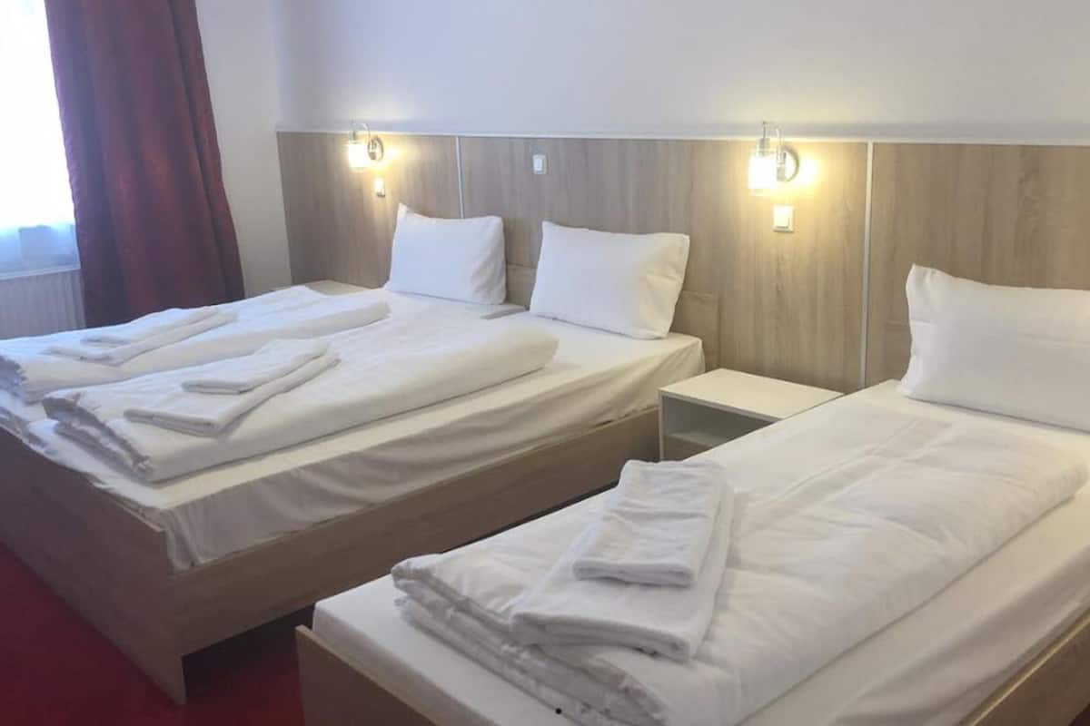 Triple Room | Desk, cots/infant beds, free WiFi, bed sheets