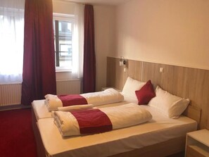 Desk, cots/infant beds, free WiFi, bed sheets - Hotel Oldesloer Hof (Bad Oldesloe)