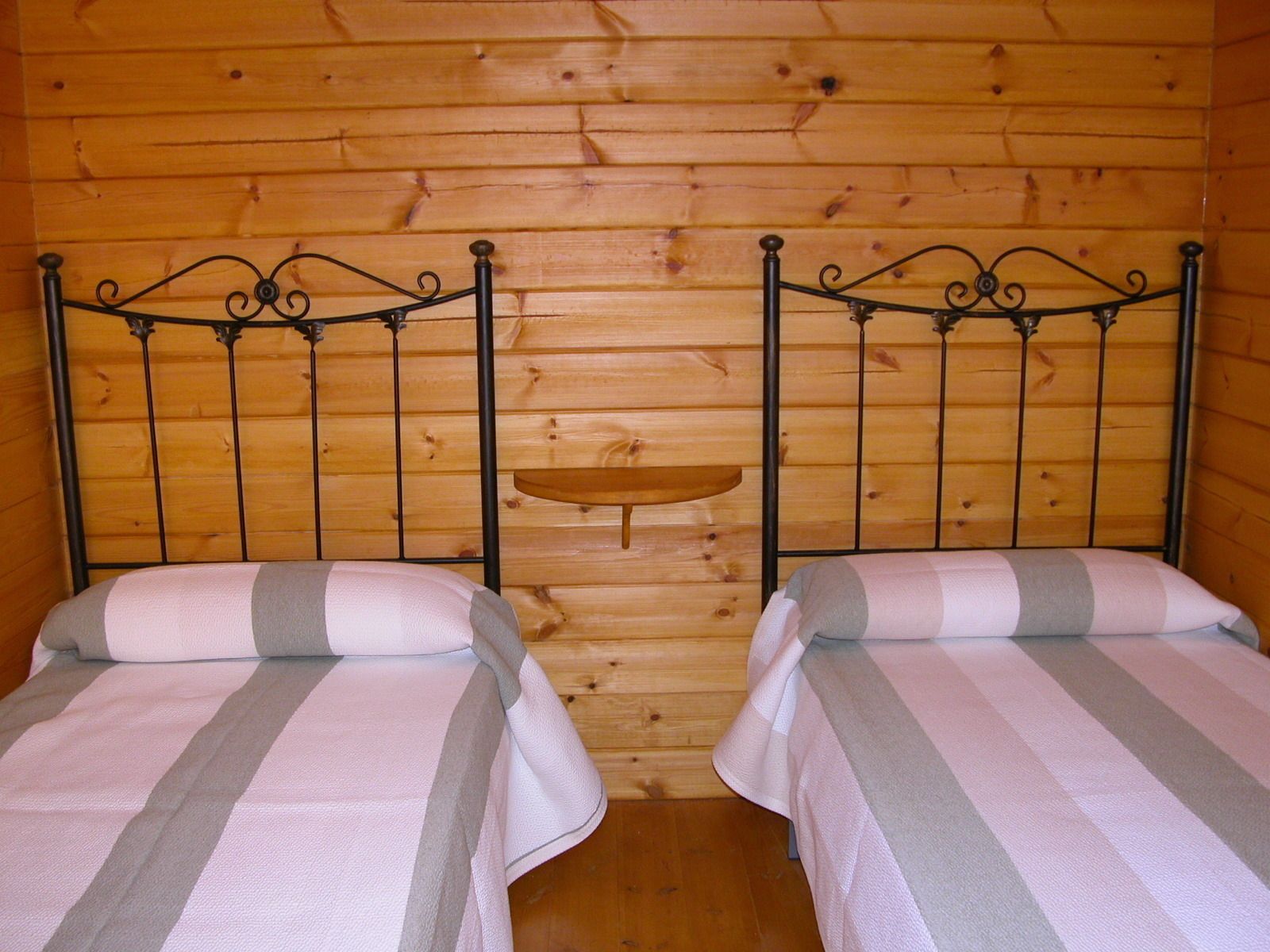 Bungalow, 2 habitaciones | Ropa de cama de alta calidad, cortinas blackout y wifi gratis 