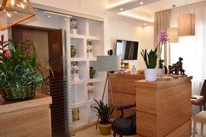 Flat-screen TV - Melody Sorrento Suites (Sorrento)