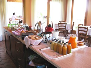 Un buffet de petit-déjeuner proposant une variété d'aliments et de boissons.