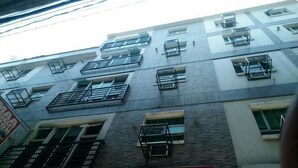 Un edificio de varios pisos con múltiples ventanas y balcones.