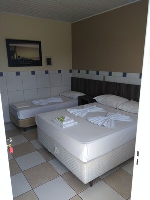 Triple Room | Meja, kalis bunyi, Wi-fi percuma, cadar katil 