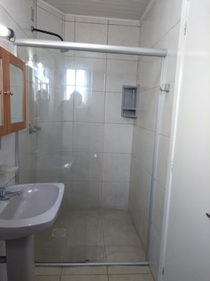 Chambre Double, 1 lit double | Salle de bain | Douche, serviettes fournies