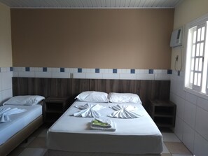 Triple Room | Meja, kalis bunyi, Wi-fi percuma, cadar katil 