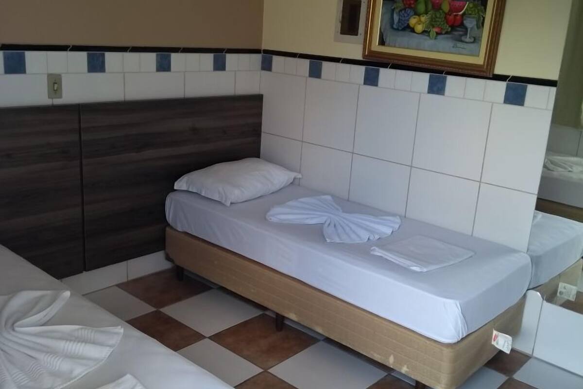 Chambre avec lits jumeaux, 2 lits une place | Bureau, chambres insonorisées, Wi-Fi gratuit, draps fournis