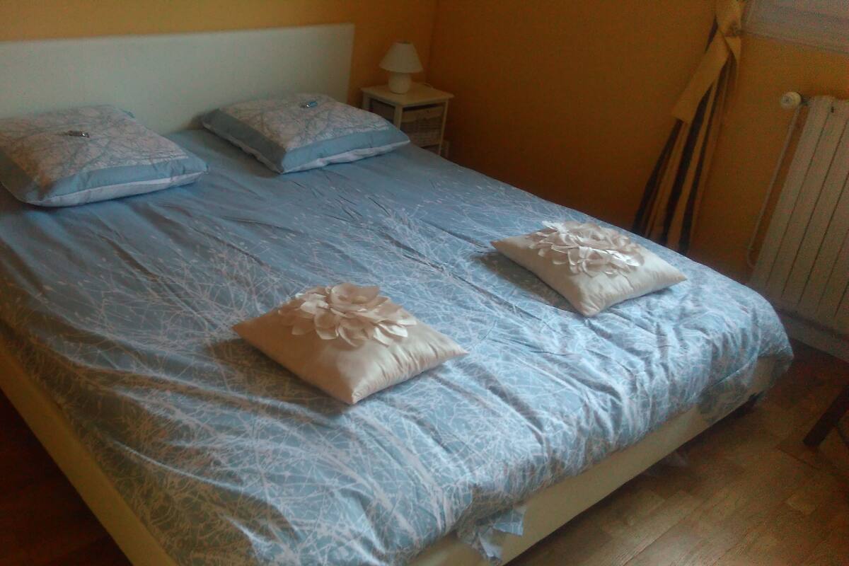 Blackout curtains, free cots/infant beds, free WiFi, bed sheets