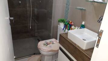Chuveiro, toalhas de banho