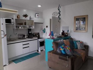 Grand réfrigérateur, micro-ondes, four, cuiseur de riz