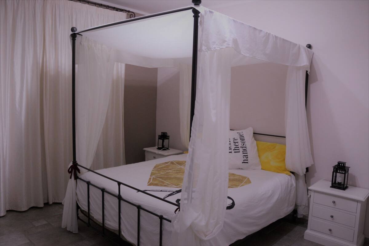 Quarto casal standard, para não fumantes | Cortinas blackout, ferros/tábuas de passar roupa, Wi-Fi de cortesia