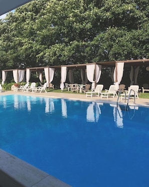 Piscina externa sazonal, funciona das 8h30 às 20h, espreguiçadeiras