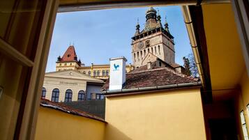 Une vue d’un bâtiment doté d’une tour horloge et d’une enseigne portant l’inscription « MUSIKVEREIN ».