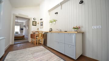 Comfort Room, 2 Single Beds | Private kitchen