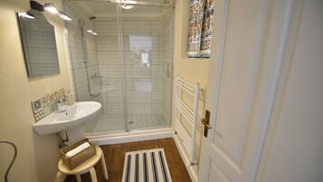 Comfort Room, 2 Twin Beds | Bathroom | Shower, free toiletries, hair dryer, towels