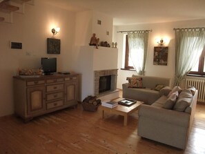 Duplex, 2 Bedrooms | Living area | 32-inch flat-screen TV with digital channels, TV, fireplace - Agriturismo Pian di Frattina (Fabro)