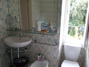 Traditionele tweepersoonskamer, gedeelde badkamer | Badkamer | Een douche, een haardroger, pantoffels, een bidet